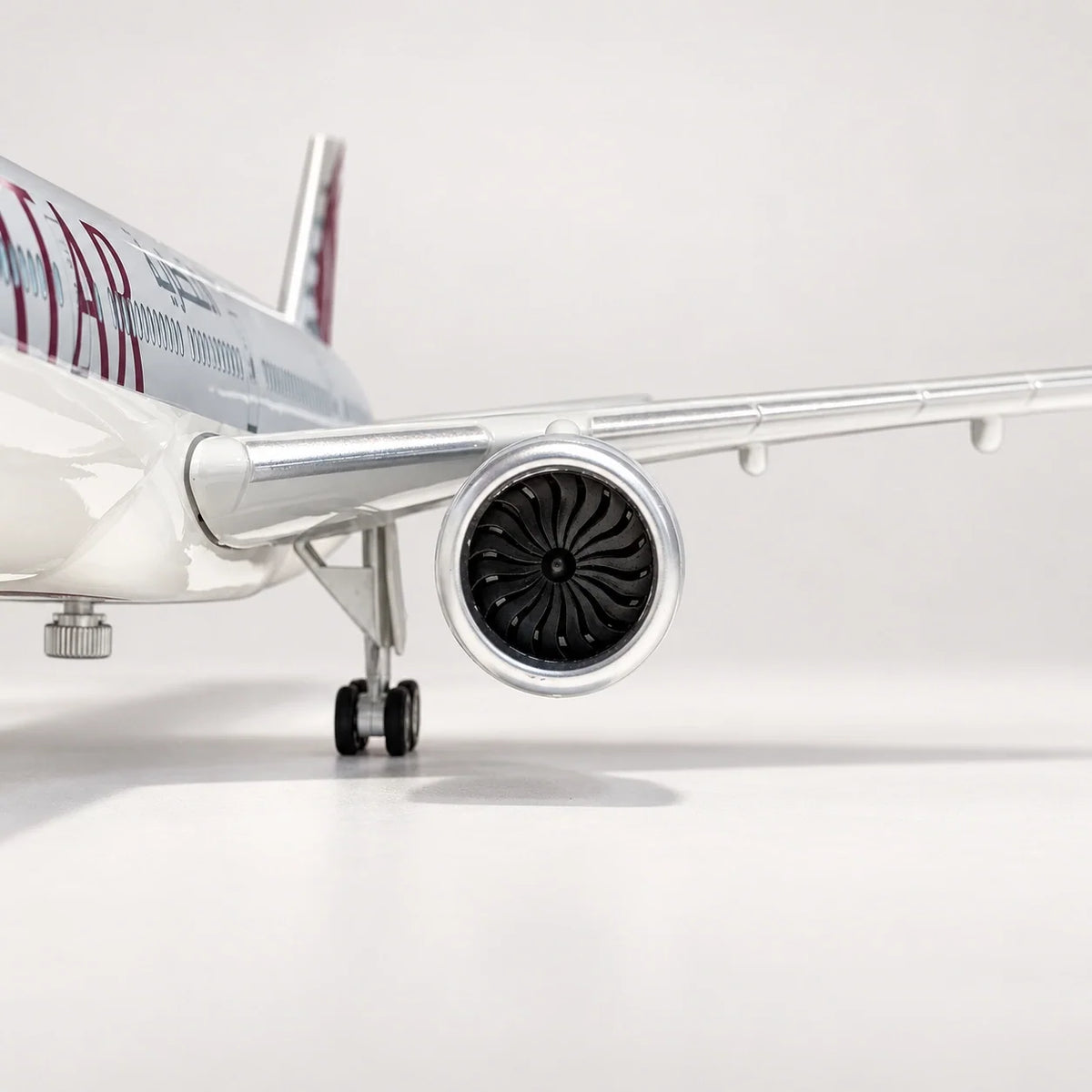 Qatar Airways Boeing 777-300ER 1:157 Scale Model — view 11