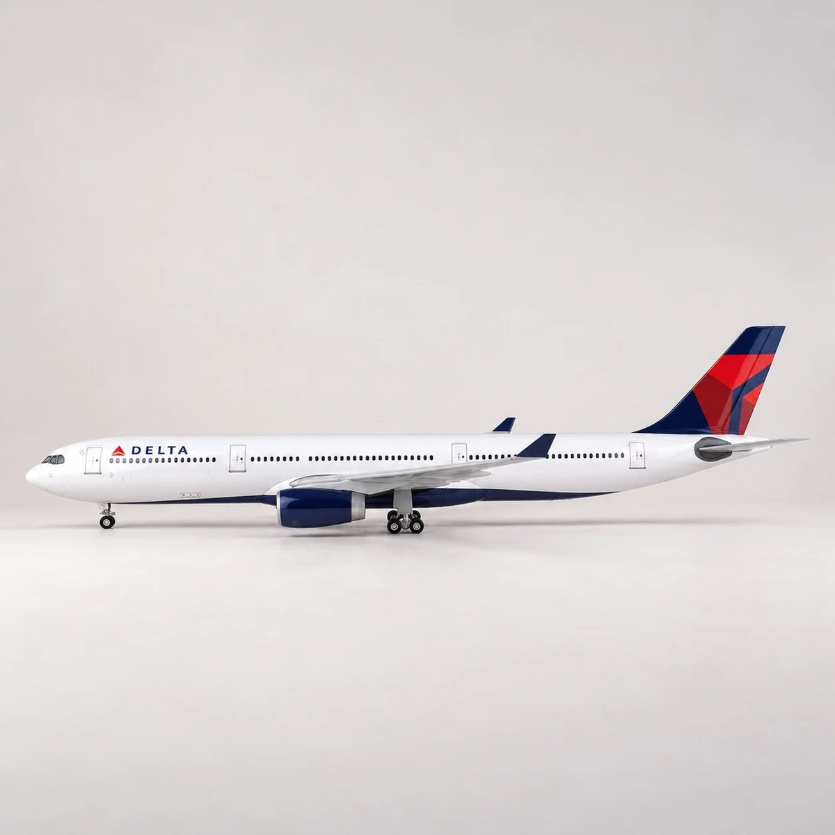 Delta Air Lines Airbus A330-300 1:135 Scale Model — view 4