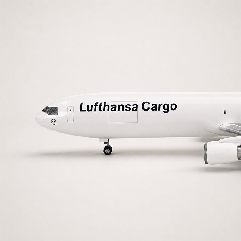 Lufthansa McDonnell Douglas MD-11 1:130 Scale Model — view 4