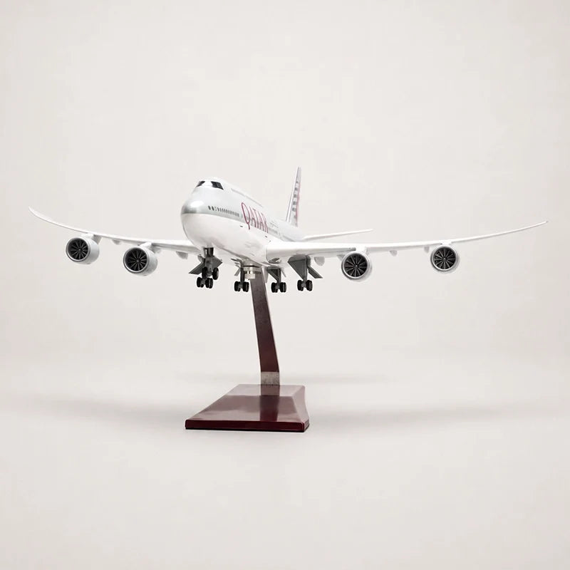 Qatar Airways Boeing 747-8 1:150 Scale Model — view 2