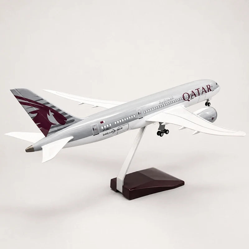 Qatar Airways Boeing 787 1:130 Scale Model — view 4