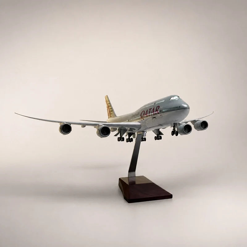 Qatar Airways Boeing 747-8 1:150 Scale Model — view 4