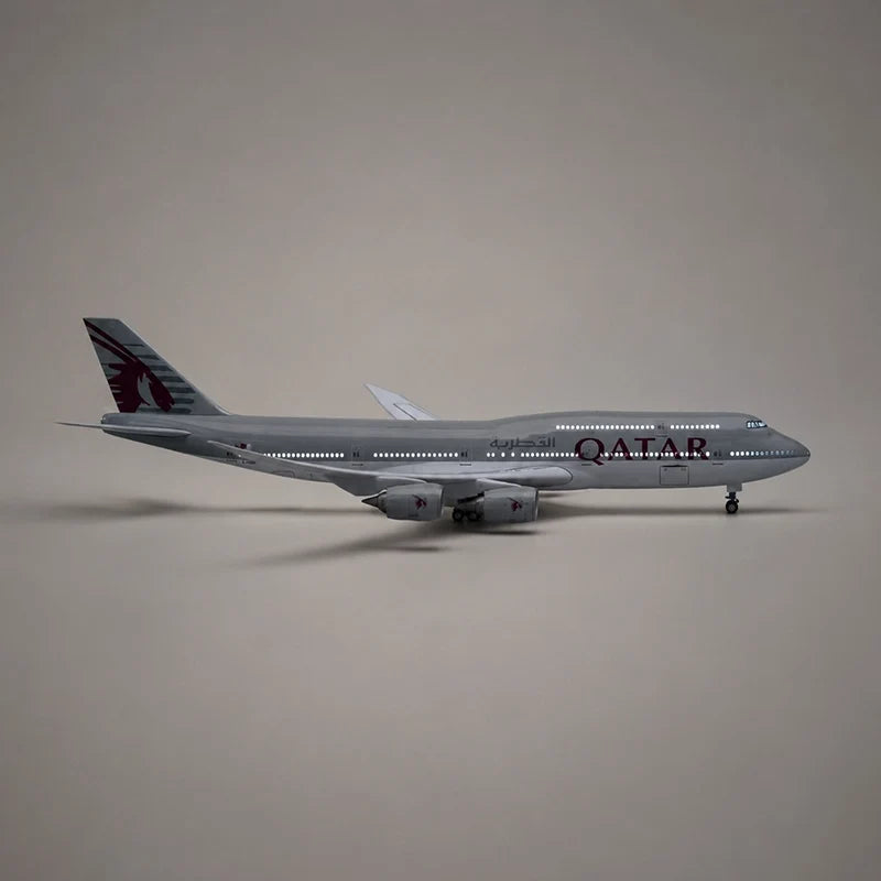 Qatar Airways Boeing 747-8 1:150 Scale Model — view 5