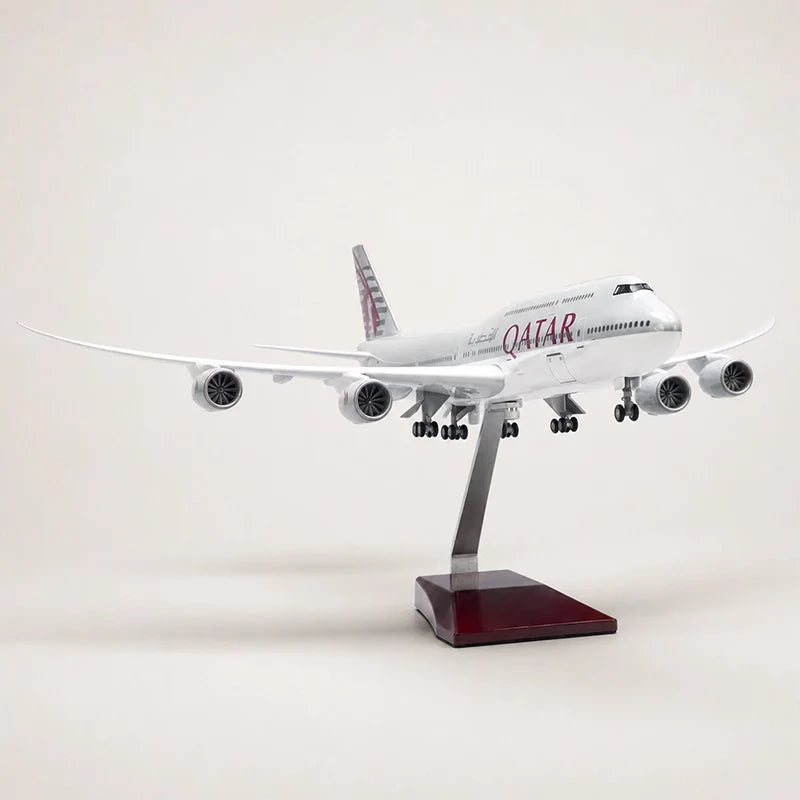 Qatar Airways Boeing 747-8 1:150 Scale Model — view 3
