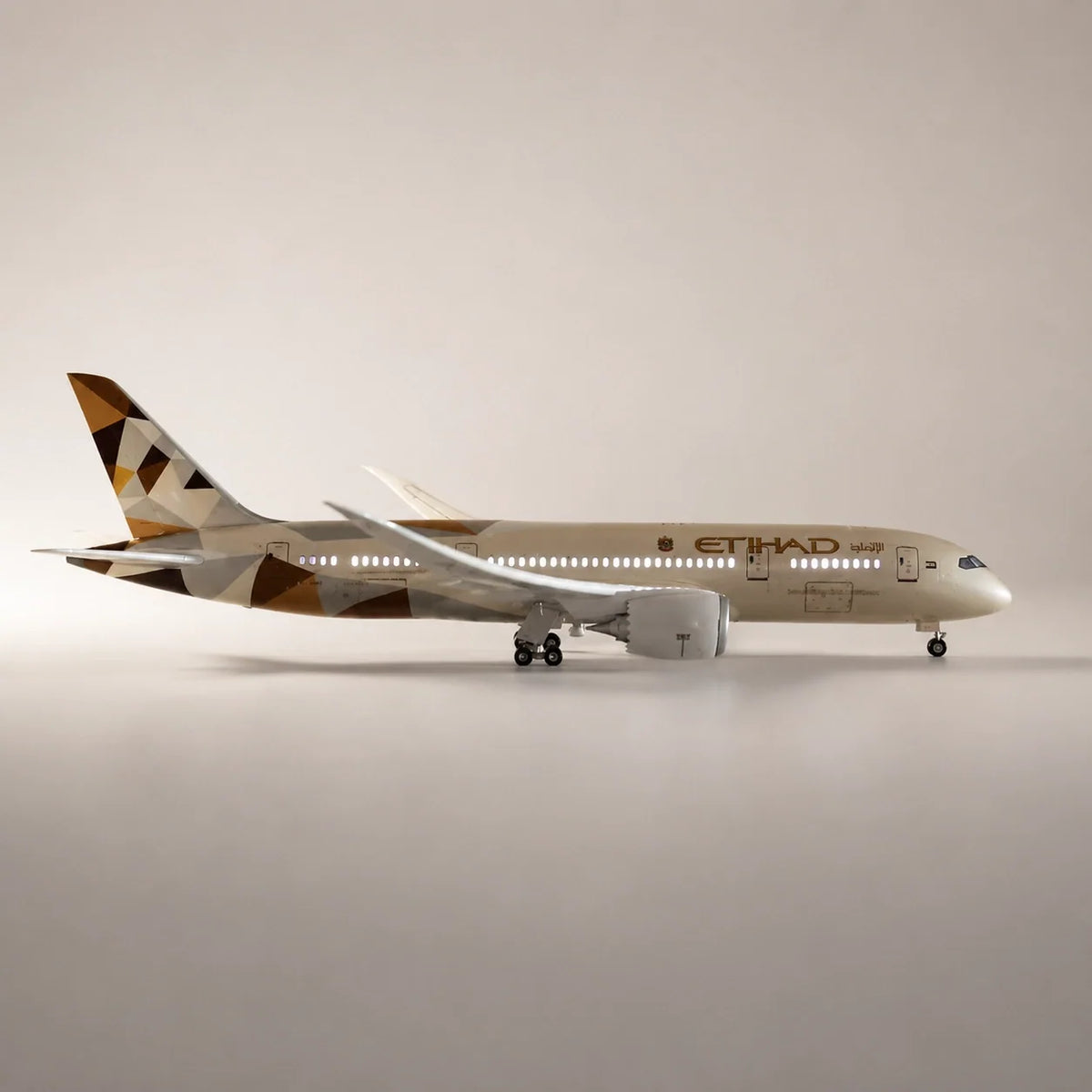 Etihad Airways Boeing 787 Dreamliner 1:130 Scale Model — view 6