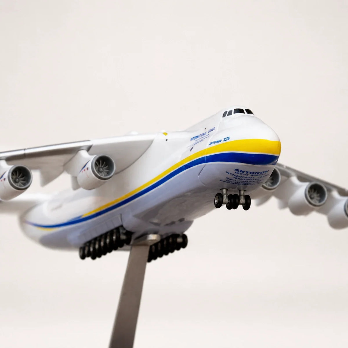 Antonov An-225 Mriya 1:200 Scale Model — view 14