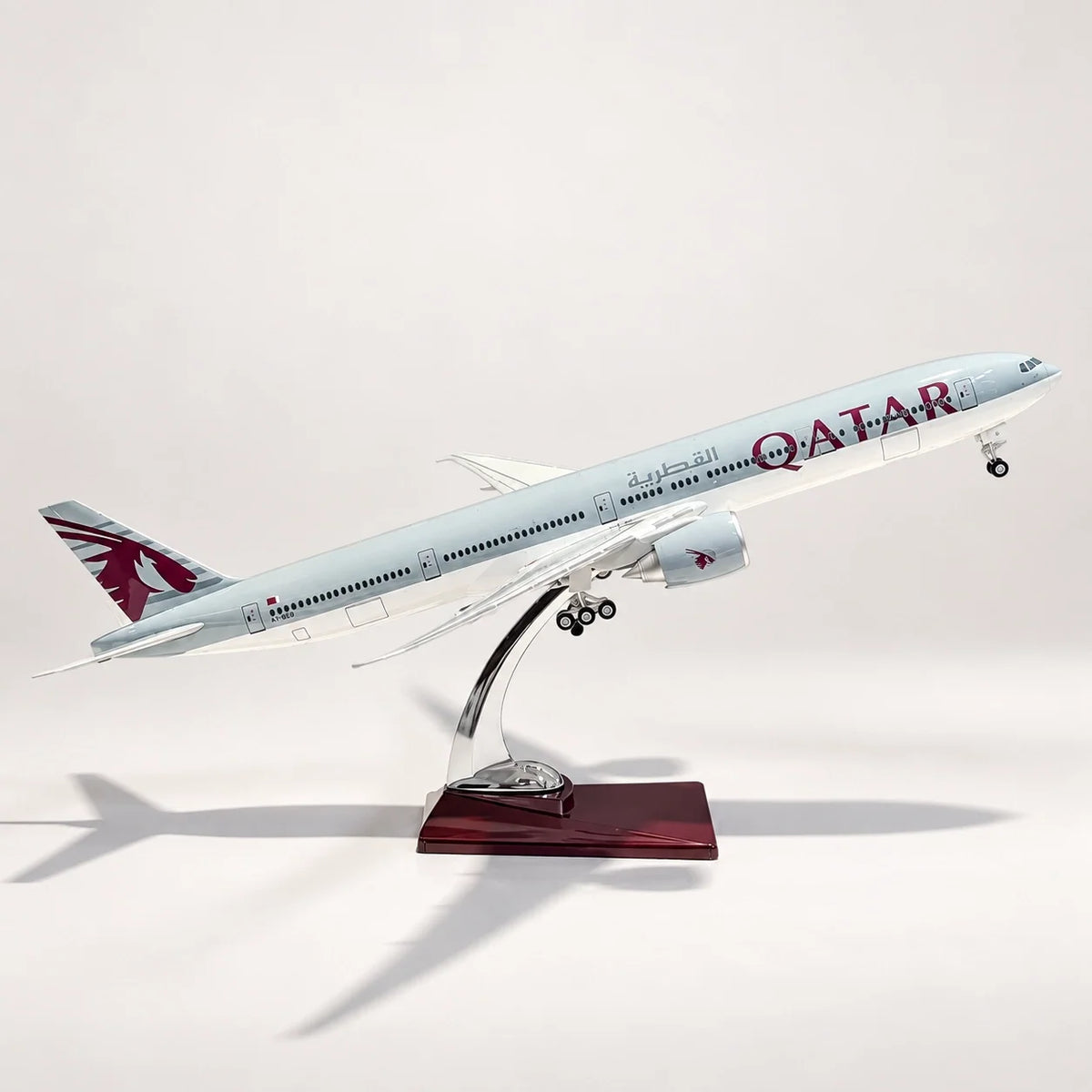 Qatar Airways Boeing 777-300ER 1:157 Scale Model — view 2