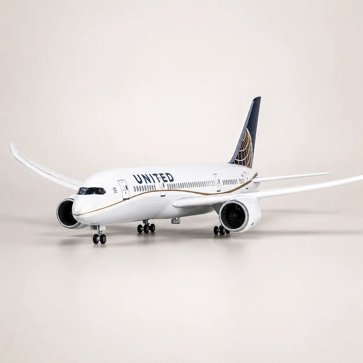 United Airlines Boeing 787 Dreamliner Classic Livery 1:130 Scale Model — view 9