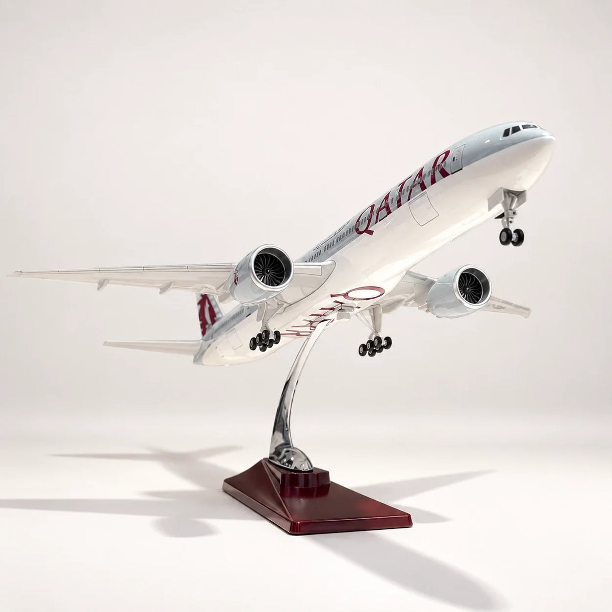 Qatar Airways Boeing 777-300ER 1:157 Scale Model — view 4
