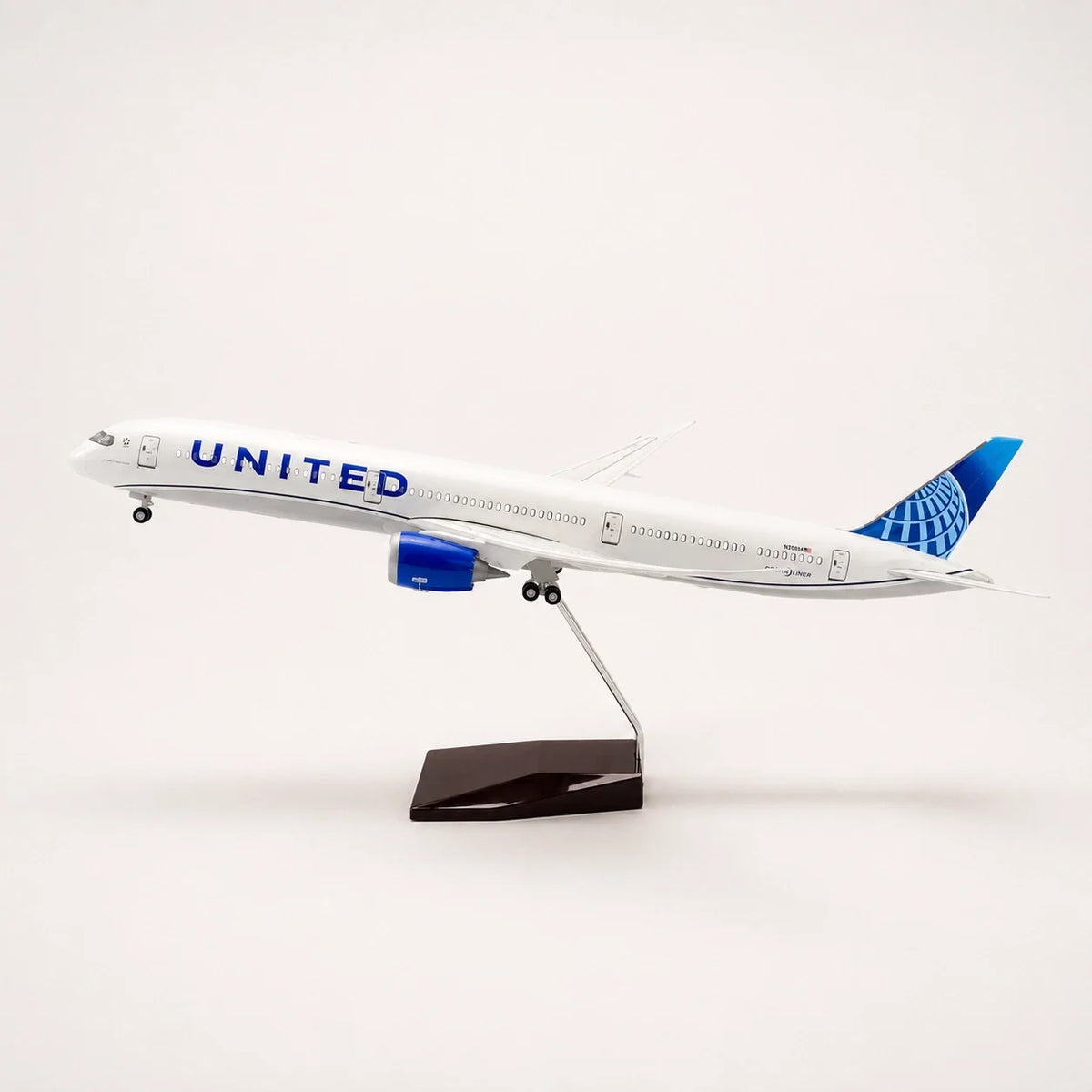 United Airlines Boeing 787-10 Dreamliner 1:145 Scale Model — view 5