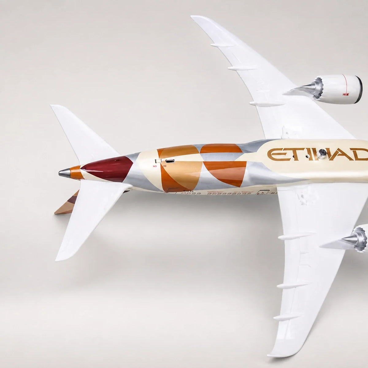 Etihad Airways Boeing 787 Dreamliner 1:130 Scale Model — view 9