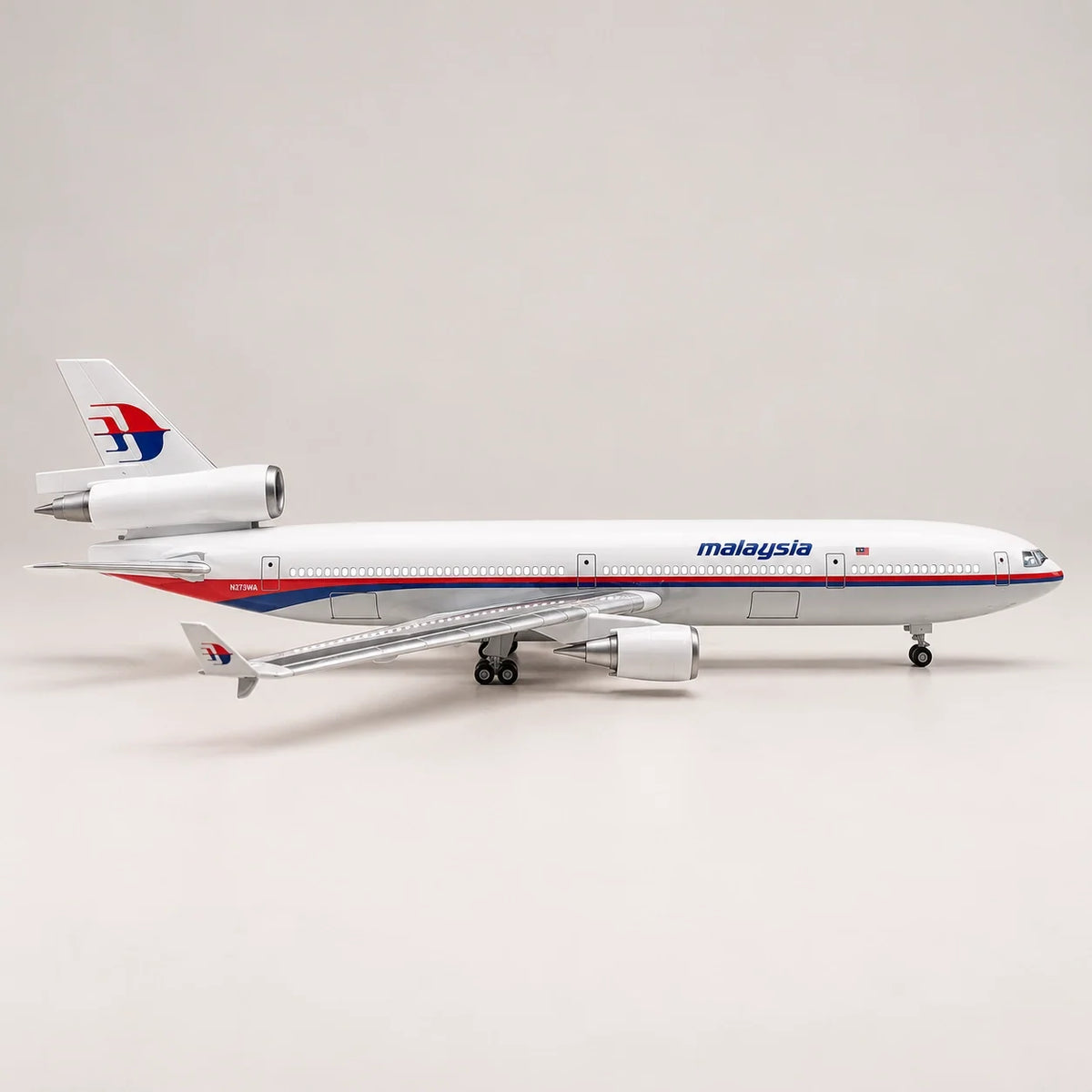 Malaysia Airlines McDonnell Douglas MD-11 1:130 Scale Model — view 5