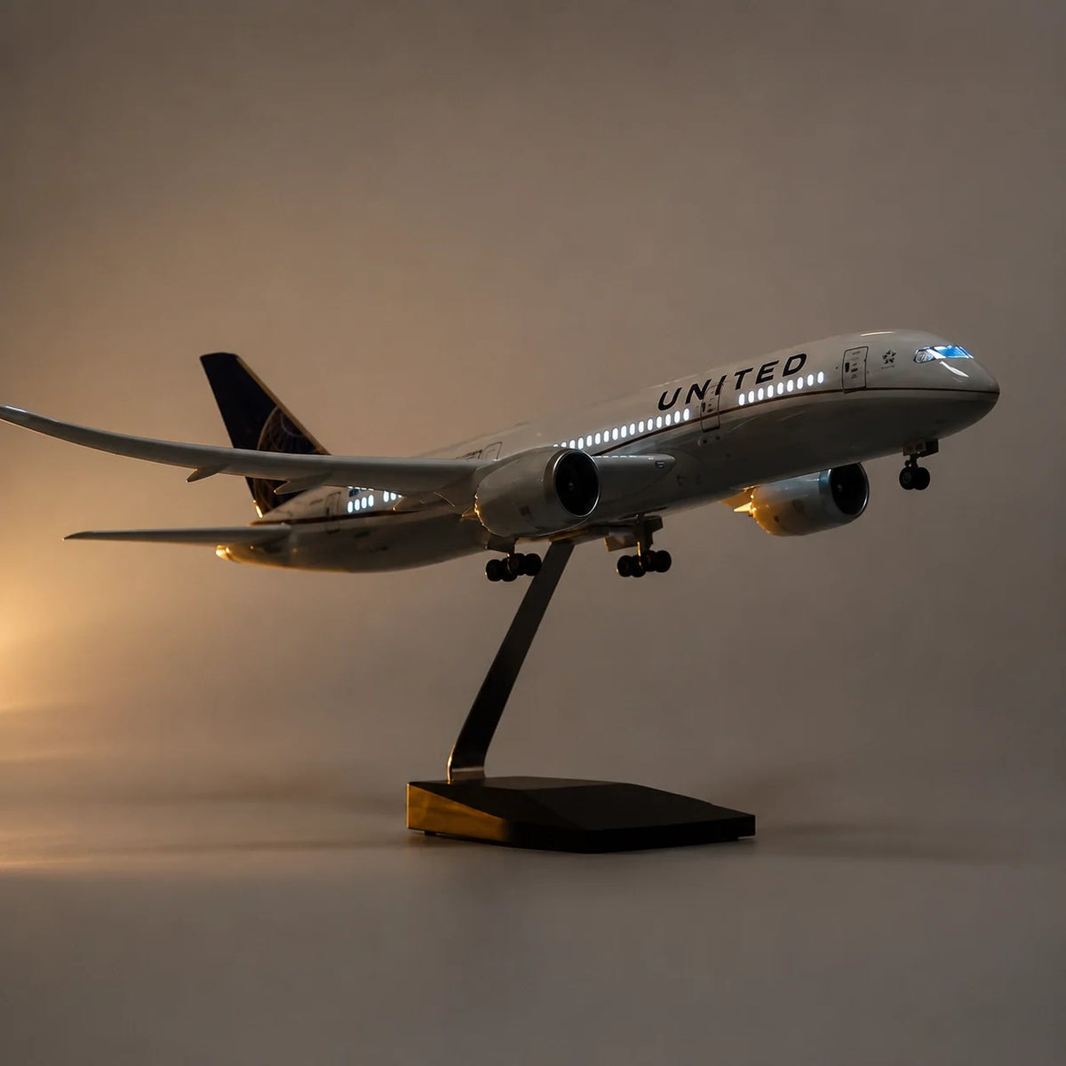 United Airlines Boeing 787 Dreamliner Classic Livery 1:130 Scale Model — view 5