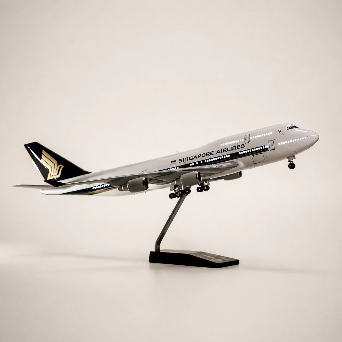 Singapore Airlines Boeing 747 Classic Livery 1:150 Scale Model — view 8