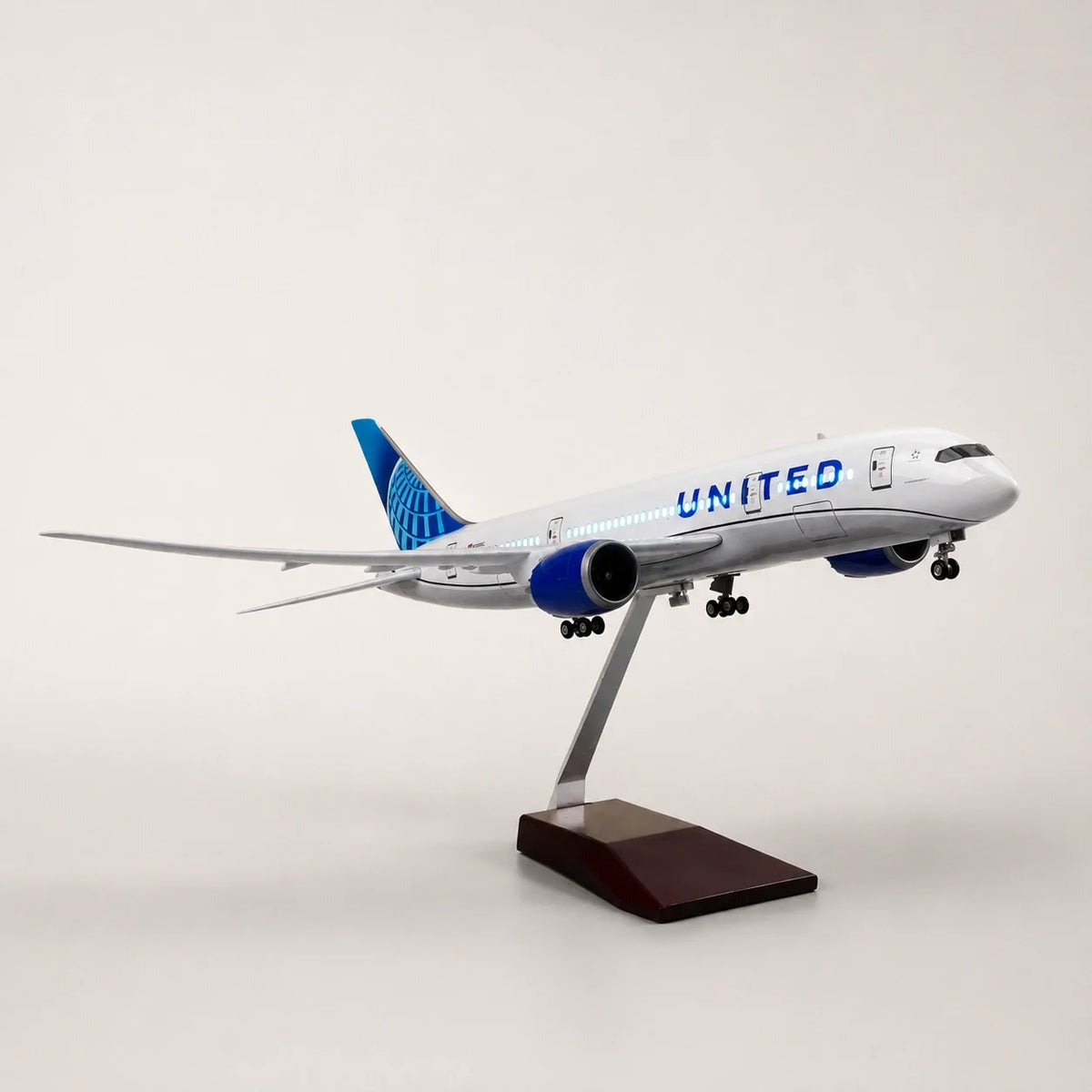 United Airlines Boeing 787 Dreamliner 1:130 Scale Model — view 4