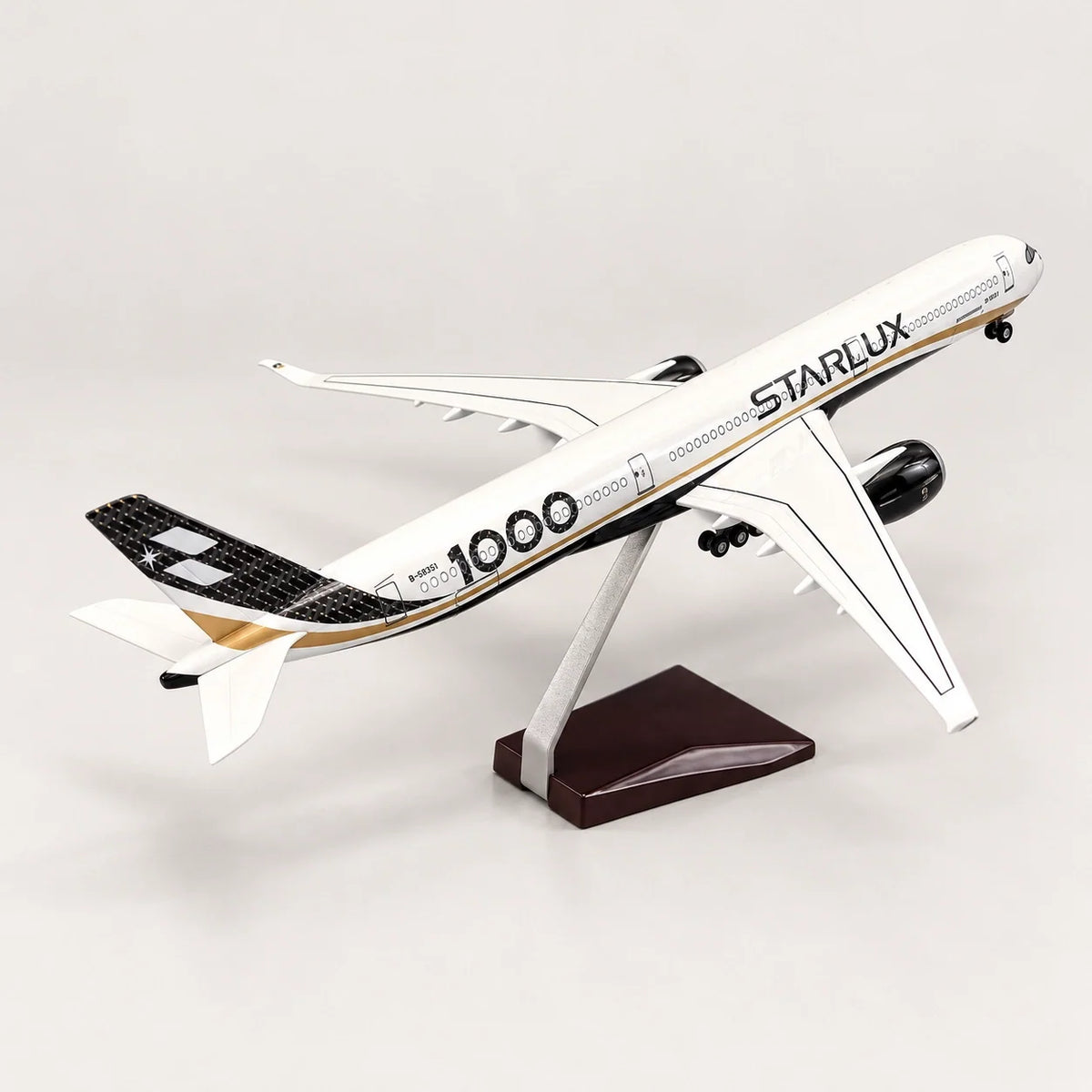 STARLUX Airlines Airbus A350-1000 Special Livery 1:157 Scale Model — view 4