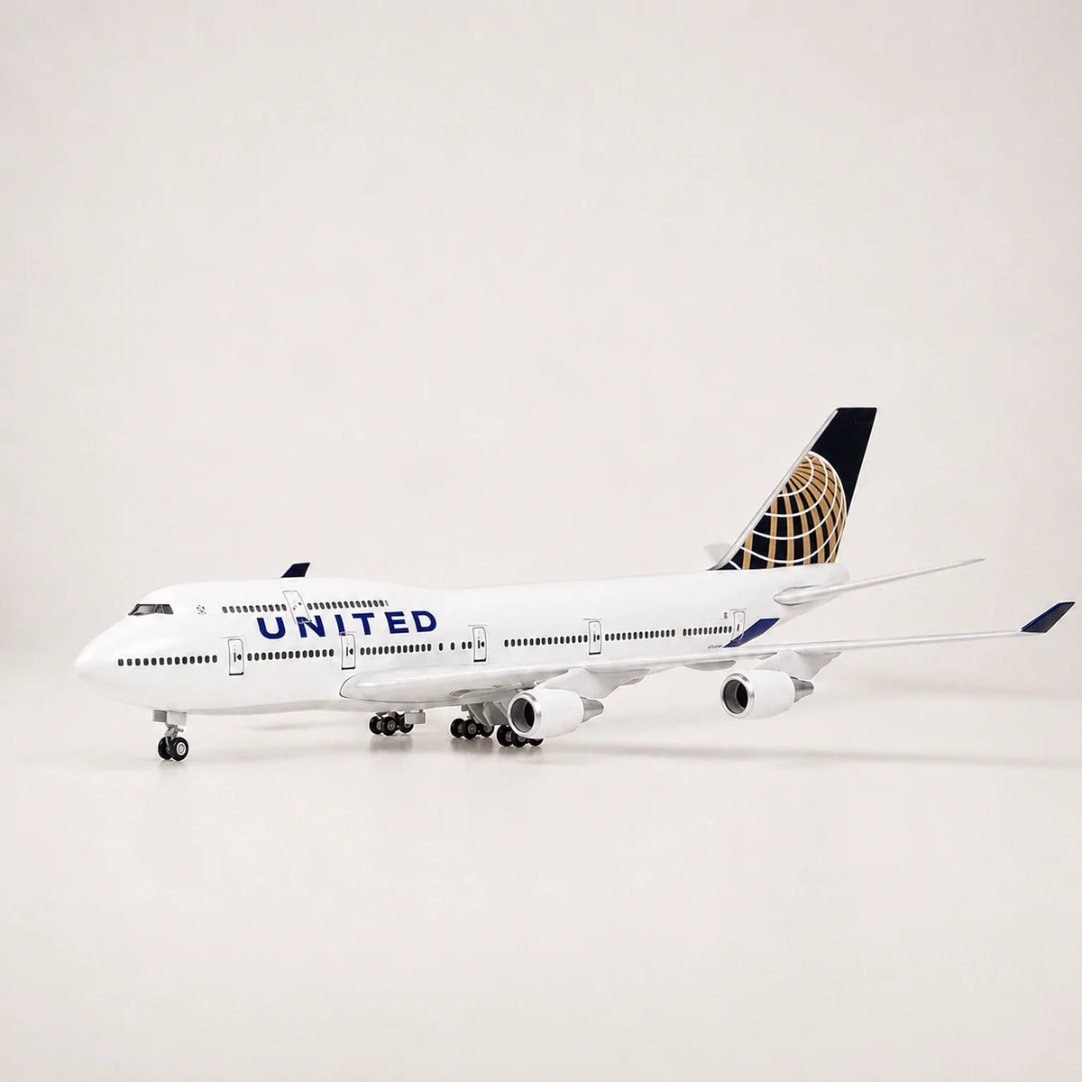 United Airlines Boeing 747 1:150 Scale Model — view 5