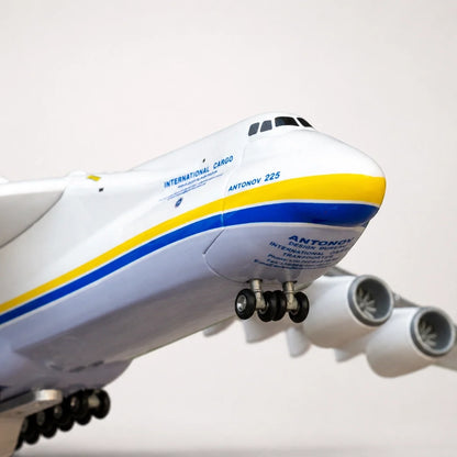 Antonov An-225 Mriya 1:200 Scale Model — view 12