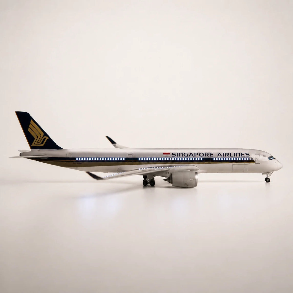 Singapore Airlines Airbus A350 1:142 Scale Model — view 4