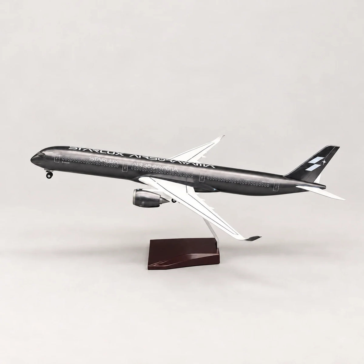 STARLUX Airlines Airbus A350-1000 Silver Livery 1:157 Scale Model