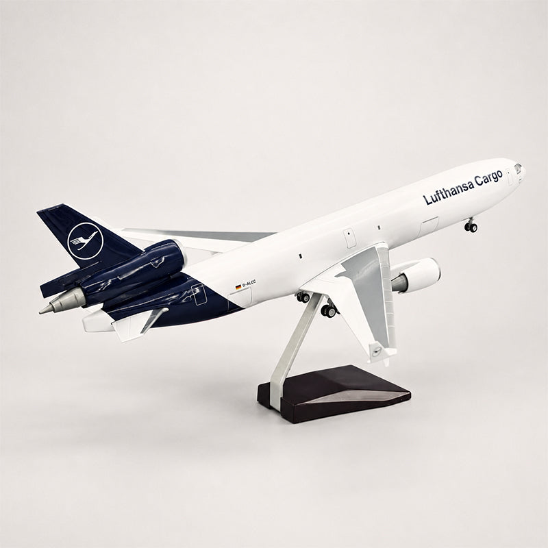 Lufthansa McDonnell Douglas MD-11 1:130 Scale Model — view 5
