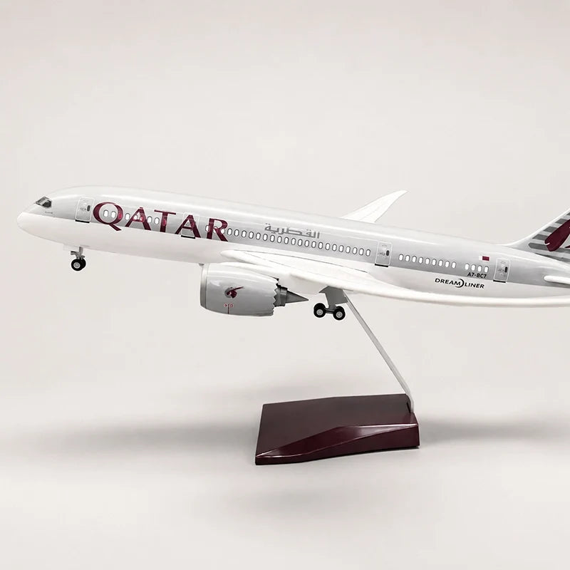Qatar Airways Boeing 787 1:130 Scale Model — view 2