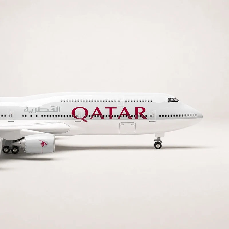 Qatar Airways Boeing 747-8 1:150 Scale Model — view 7