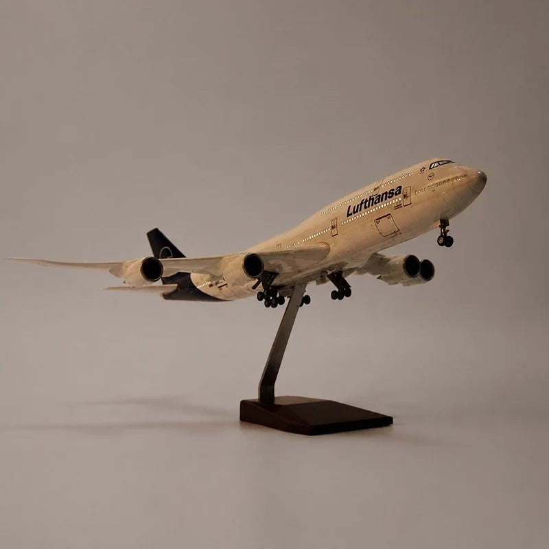 Lufthansa Boeing 747 New Livery 1:150 Scale Model — view 2