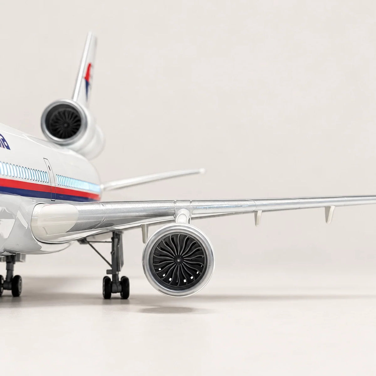 Malaysia Airlines McDonnell Douglas MD-11 1:130 Scale Model — view 11