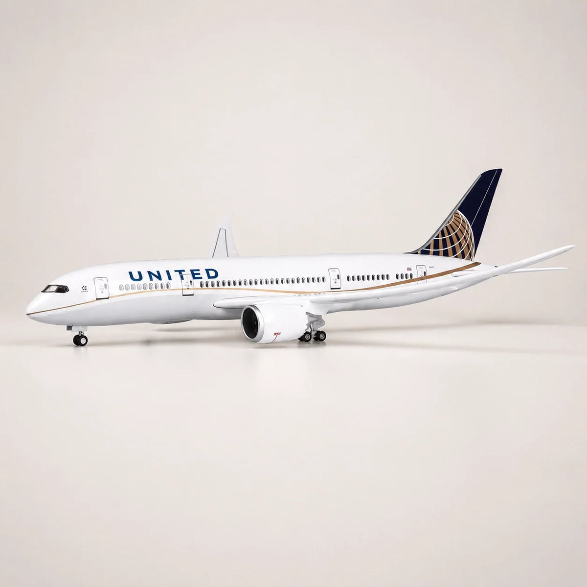 United Airlines Boeing 787 Dreamliner Classic Livery 1:130 Scale Model — view 7