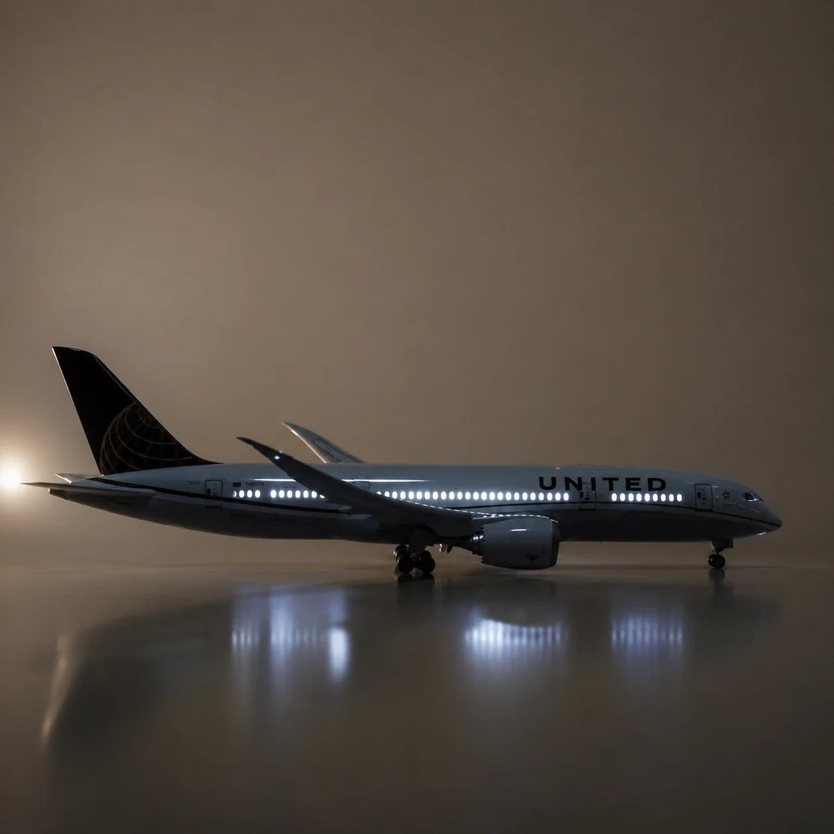 United Airlines Boeing 787 Dreamliner Classic Livery 1:130 Scale Model — view 8