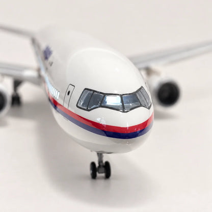 Malaysia Airlines McDonnell Douglas MD-11 1:130 Scale Model — view 10