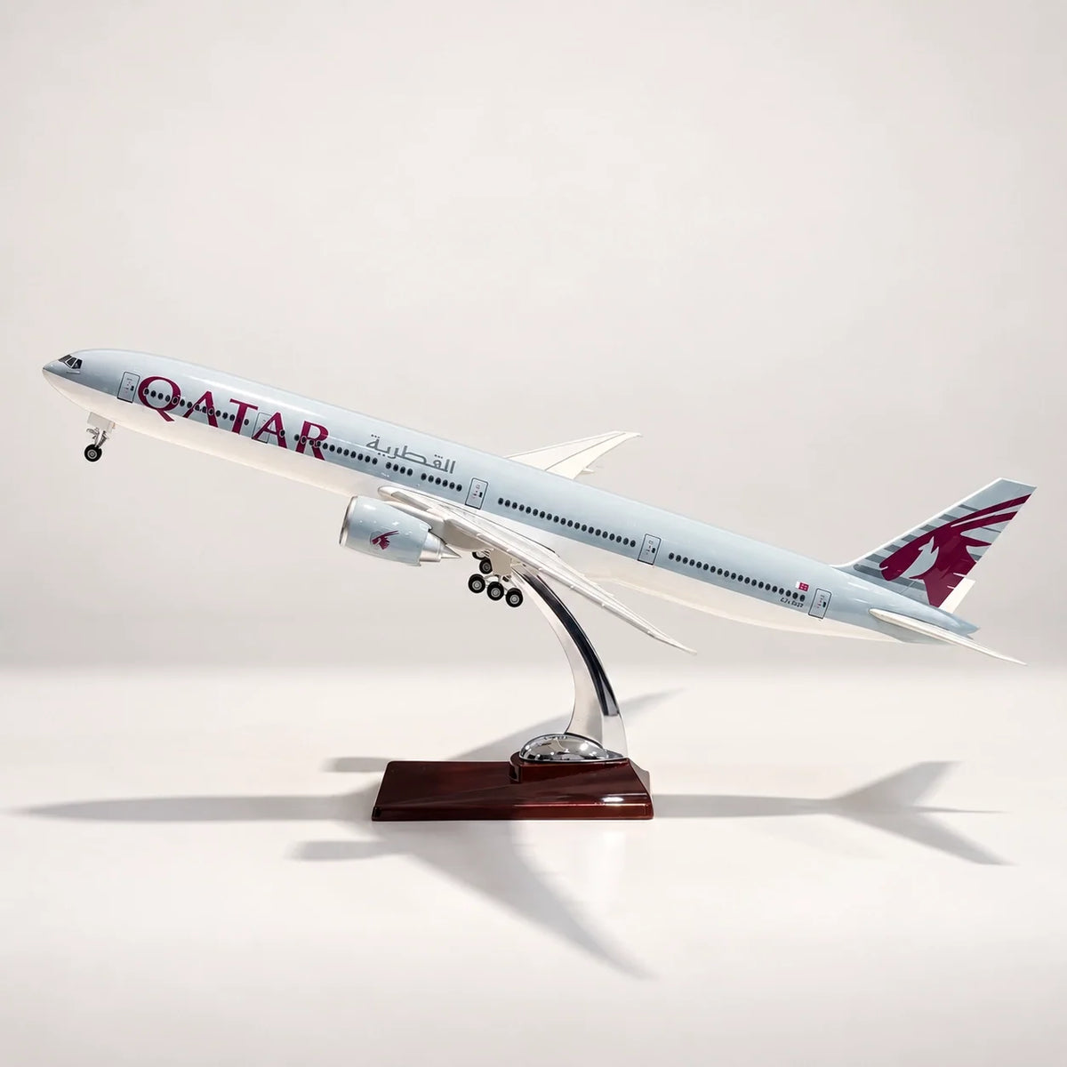 Qatar Airways Boeing 777-300ER 1:157 Scale Model — view 6