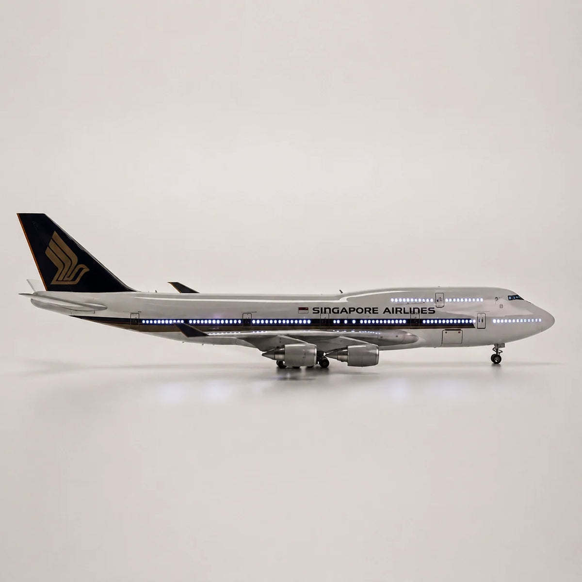 Singapore Airlines Boeing 747 Classic Livery 1:150 Scale Model — view 11