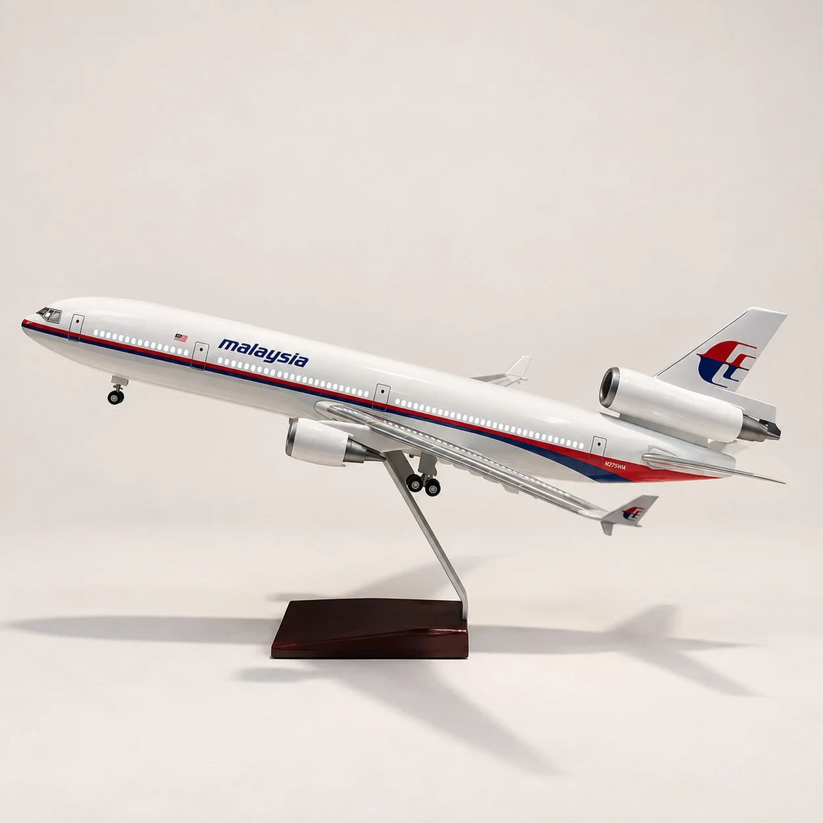 Malaysia Airlines McDonnell Douglas MD-11 1:130 Scale Model — view 3