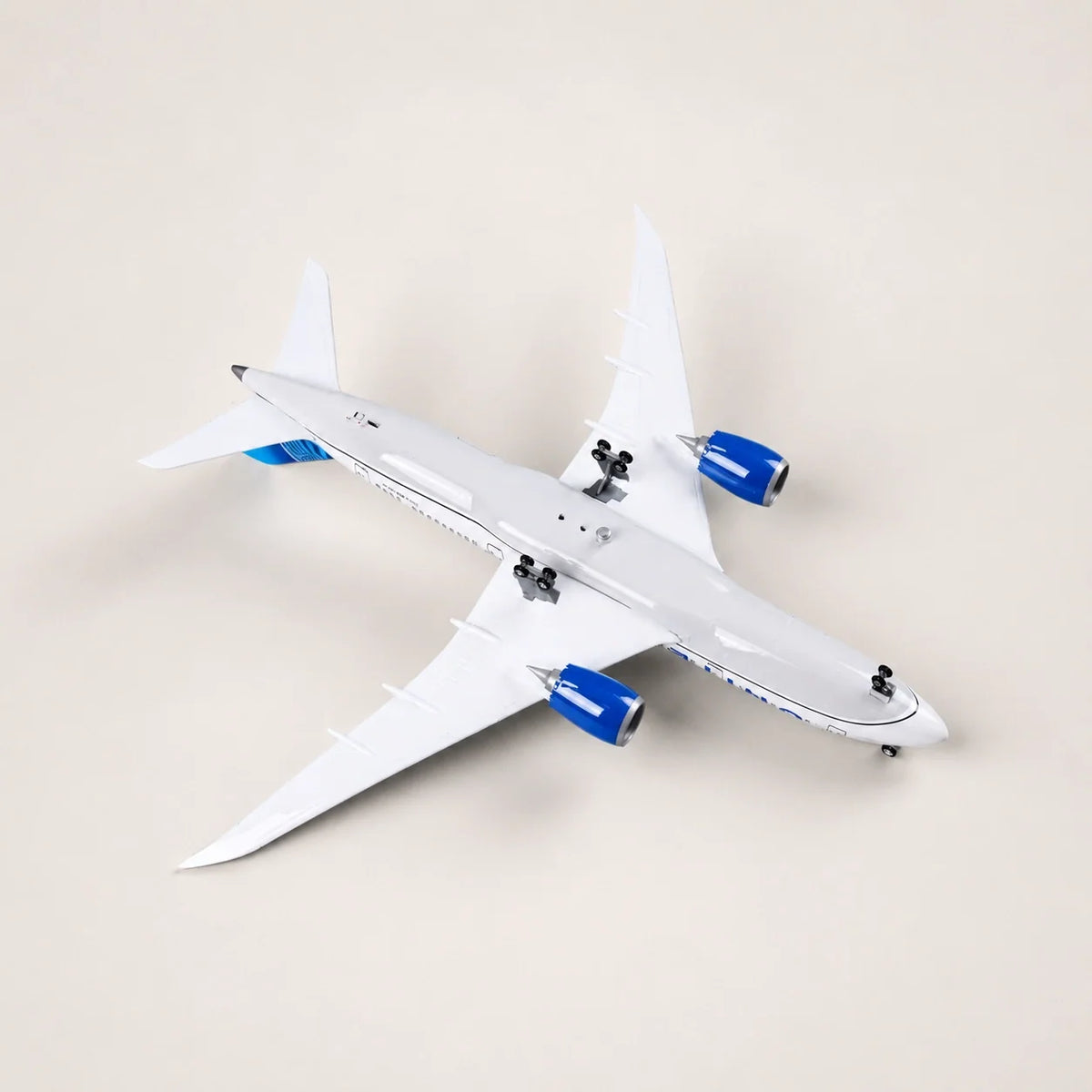 United Airlines Boeing 787 Dreamliner 1:130 Scale Model — view 6