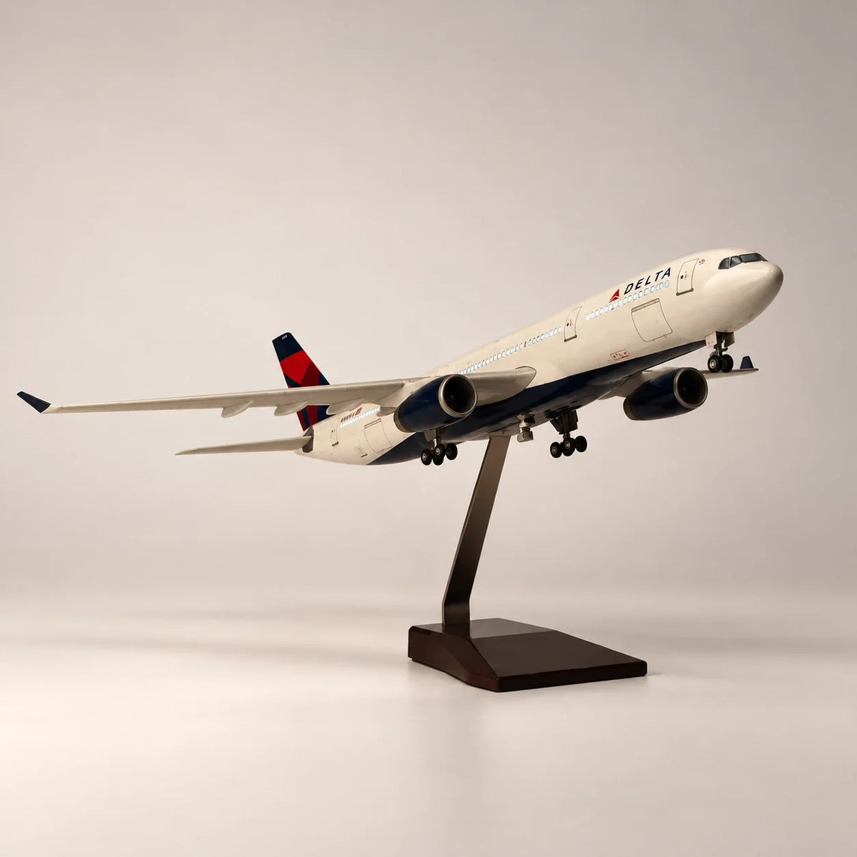 Delta Air Lines Airbus A330-300 1:135 Scale Model — view 3