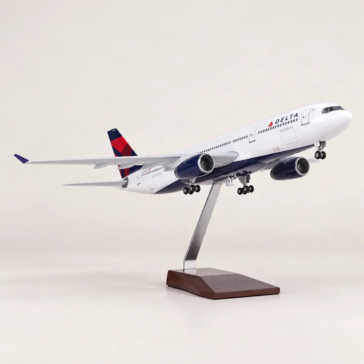 Delta Air Lines Airbus A330-300 1:135 Scale Model — view 2