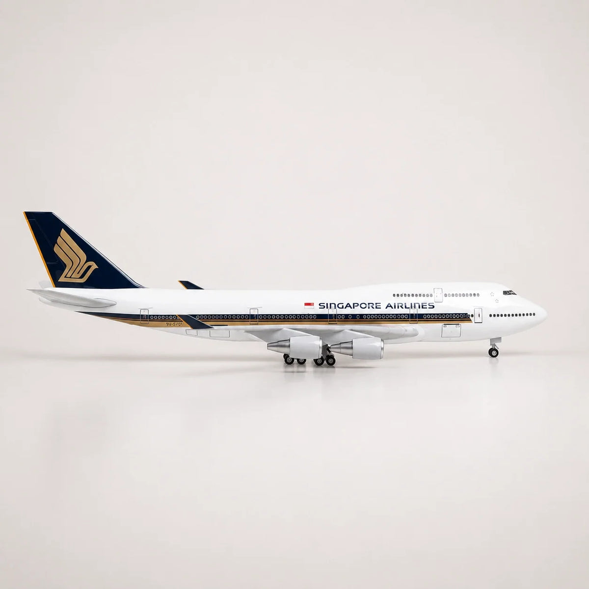 Singapore Airlines Boeing 747 Classic Livery 1:150 Scale Model — view 10