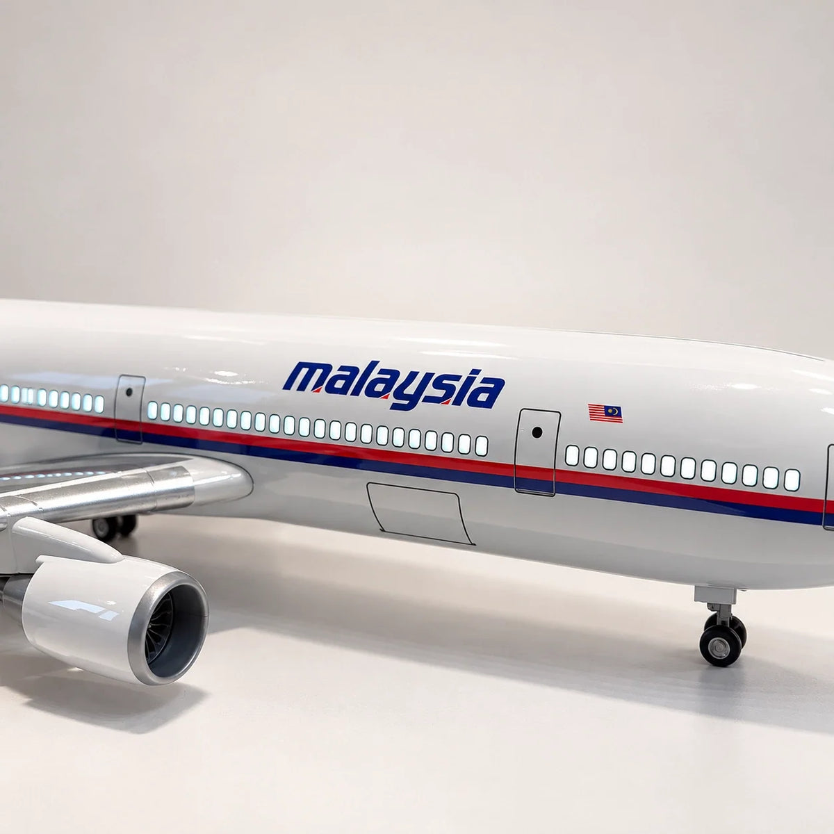 Malaysia Airlines McDonnell Douglas MD-11 1:130 Scale Model — view 13