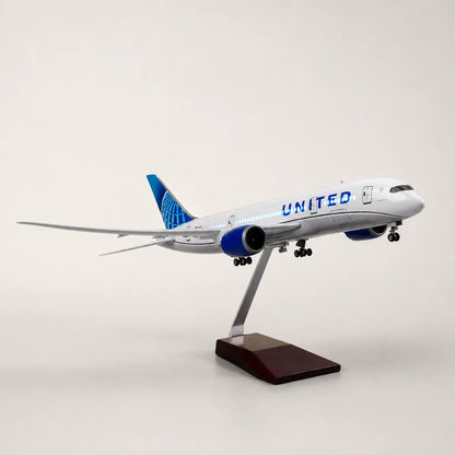 United Airlines Boeing 787 Dreamliner 1:130 Scale Model — view 4