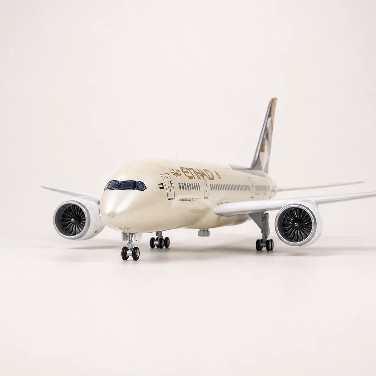 Etihad Airways Boeing 787 Dreamliner 1:130 Scale Model — view 7