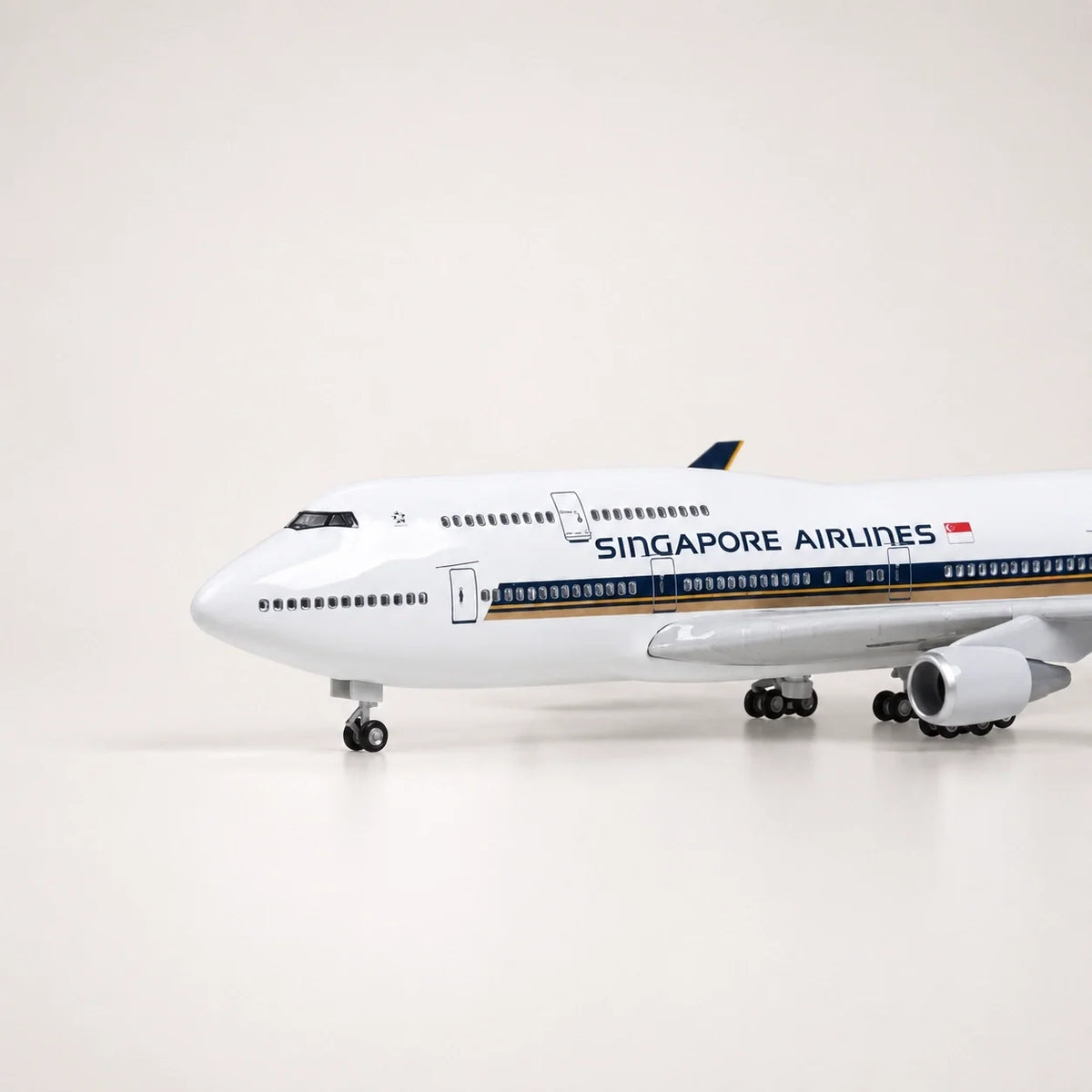 Singapore Airlines Boeing 747 Classic Livery 1:150 Scale Model — view 13