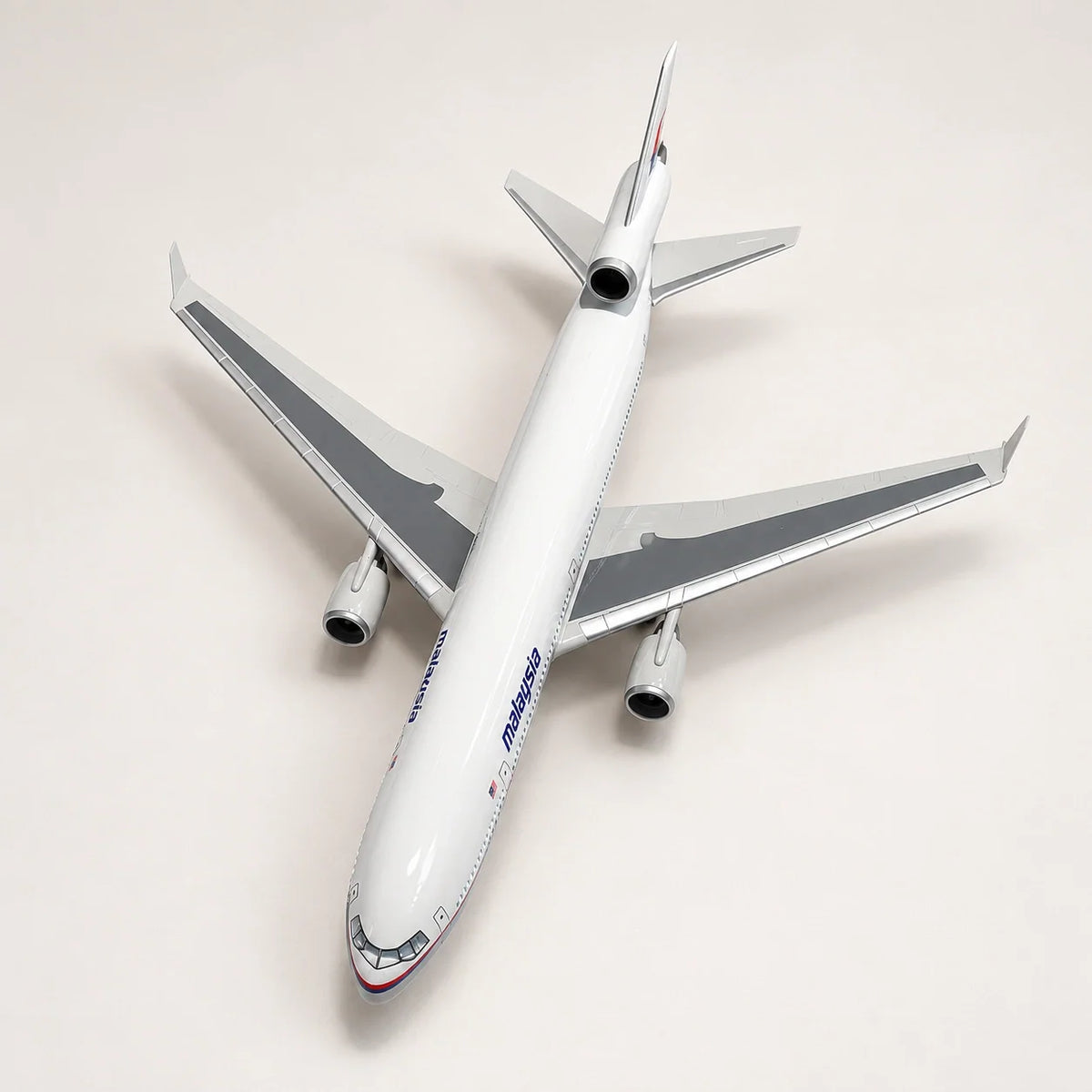 Malaysia Airlines McDonnell Douglas MD-11 1:130 Scale Model — view 7