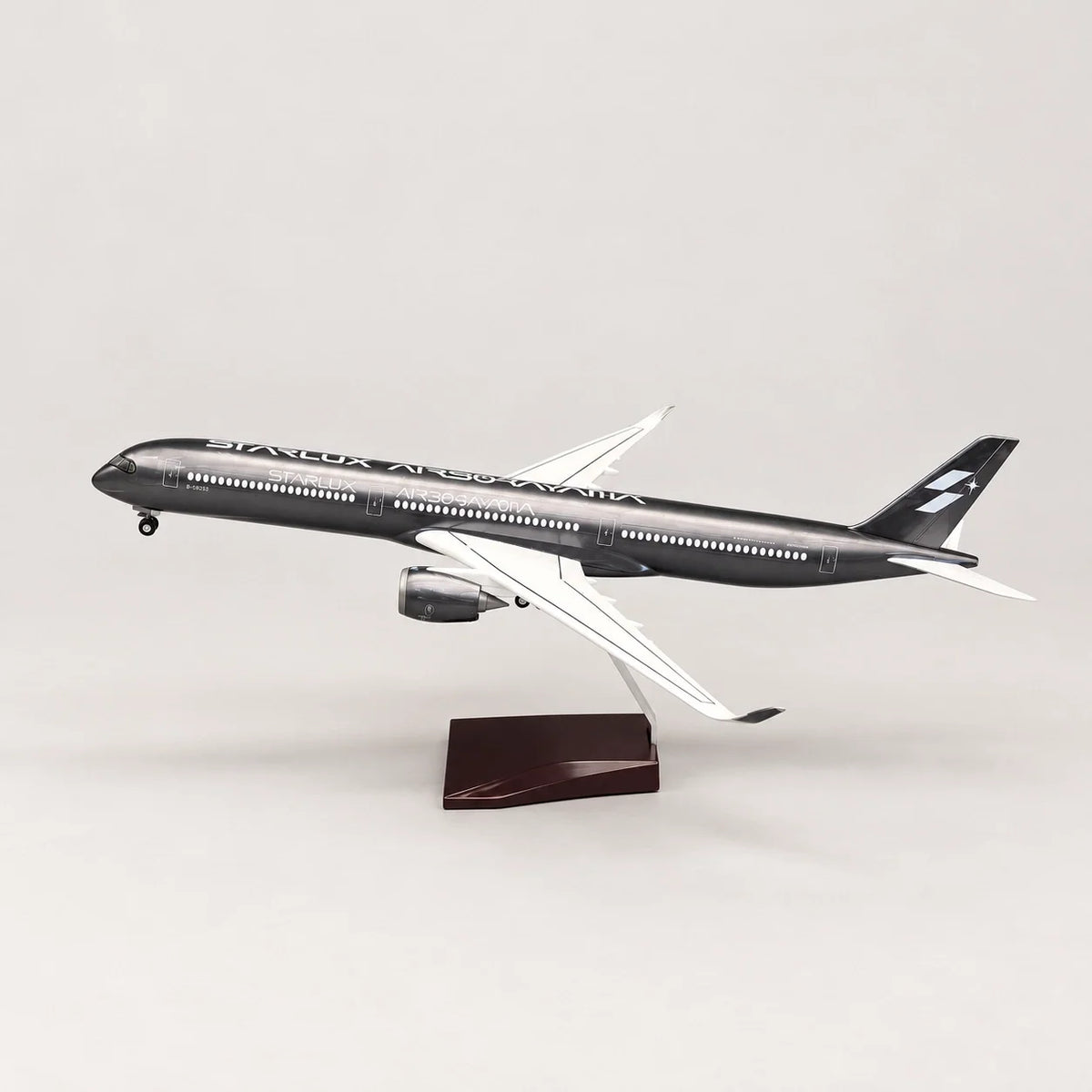 STARLUX Airlines Airbus A350-1000 Silver Livery 1:157 Scale Model — view 3